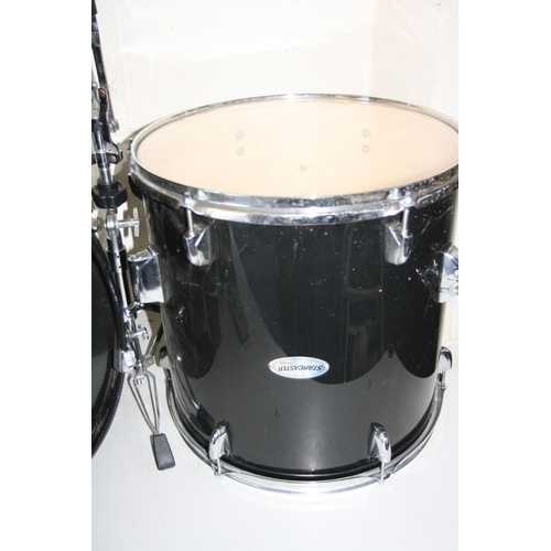 1129 - A STARCAST BY FENDER PARTIAL DRUM KIT, including 22'' x 16'' kick drum (no legs), a 16'' x 15'' floo... 