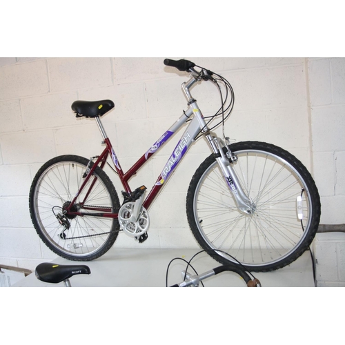 1138 - A CARLTON SUPER COURSE GENTS RACING BIKE, with 21'' frame, 25'' wheels, 18 speed and a Raleigh Explo... 