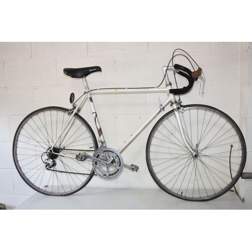 1138 - A CARLTON SUPER COURSE GENTS RACING BIKE, with 21'' frame, 25'' wheels, 18 speed and a Raleigh Explo... 