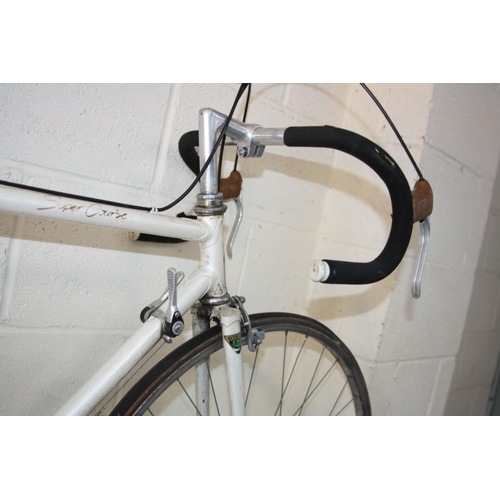 1138 - A CARLTON SUPER COURSE GENTS RACING BIKE, with 21'' frame, 25'' wheels, 18 speed and a Raleigh Explo... 