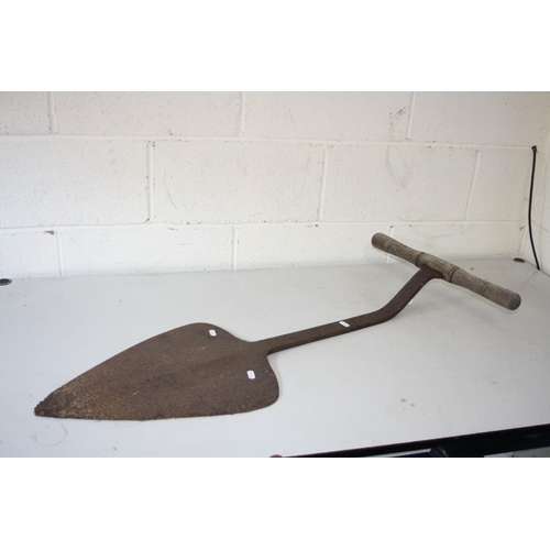 1140 - A VINTAGE PEAT SHOVEL, with a heart shaped paddle in a rusty state and a hardwood handle (intact)