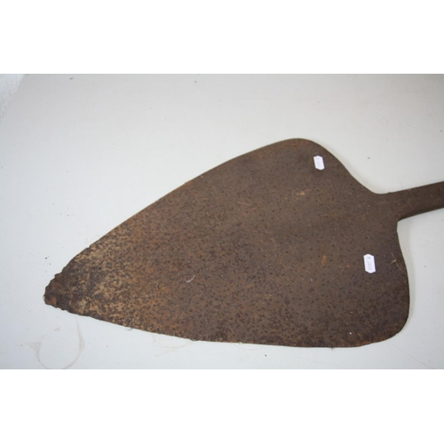 1140 - A VINTAGE PEAT SHOVEL, with a heart shaped paddle in a rusty state and a hardwood handle (intact)