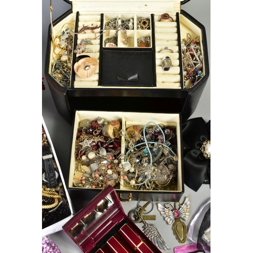 117 - A BLACK JEWELLERY CASE AND BOX OF COSTUME JEWELLERY, the black jewellery case with a yellow metal cl... 