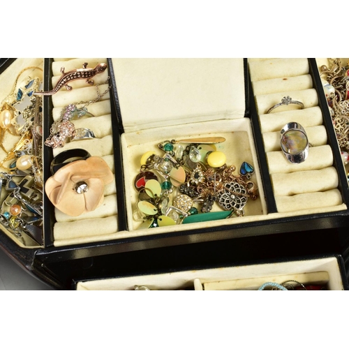 117 - A BLACK JEWELLERY CASE AND BOX OF COSTUME JEWELLERY, the black jewellery case with a yellow metal cl... 