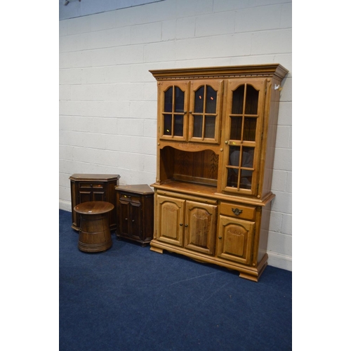 1207 - AN AMERICAN OAK TWO DOOR HALL UNIT with a single drawer, a matching corner unit and a similar circul... 