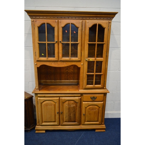 1207 - AN AMERICAN OAK TWO DOOR HALL UNIT with a single drawer, a matching corner unit and a similar circul... 