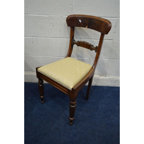 1219 - A VICTORIAN MAHOGANY CIRCULAR BREAKFAST TABLE, on a triform base and claw feet, approximate diameter... 