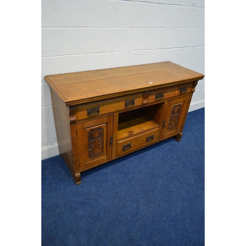 1261 - AN EARLY 20TH CENTURY GOLDEN OAK SIDEBOARD, with two long drawers above two foliate panelled doors, ... 