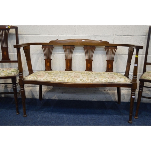 1276 - AN EDWARDIAN MAHOGANY AND STRUNG THREE PIECE PARLOUR SUITE, with a pierced splat back, comprising an... 