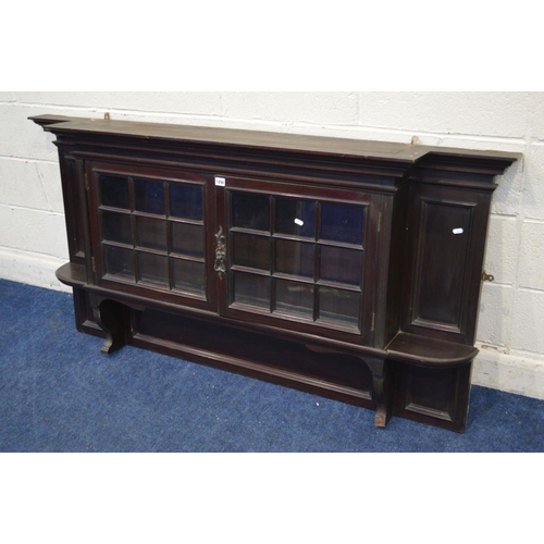 1294 - AN EDWARDIAN MAHOGANY HANGING BOOKCASE, with an overhanging cornice, flanked with corner shelves to ... 