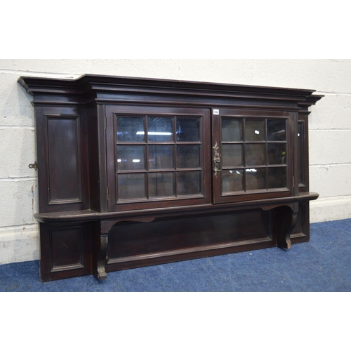 1294 - AN EDWARDIAN MAHOGANY HANGING BOOKCASE, with an overhanging cornice, flanked with corner shelves to ... 