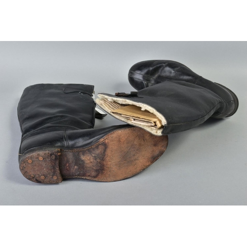 143 - A PAIR OF WWII ERA/VINTAGE FLYING OFFICERS FUR LINED FLYING BOOTS, RAF style, with front buckle fast... 