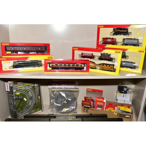 370 - A COLLECTION OF MODERN HORNBY 00 GAUGE ROLLING STOCK, TRACK, ACCESSORIES, EXTENSION PACKS, POINT MOT... 