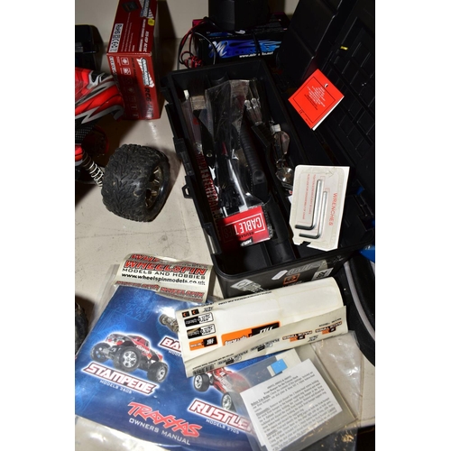 374 - A REMOTE CONTROL TRAXXAS STAMPEDE WHEELSPIN TRUCK AND A QUANTITY OF ACCESSORIES, SPARE PARTS AND TOO... 