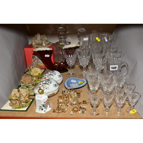 589 - A GROUP OF CERAMICS AND GLASSWARE including five Lilliput Lane Cottages, Aynsley Pembroke giftware e... 