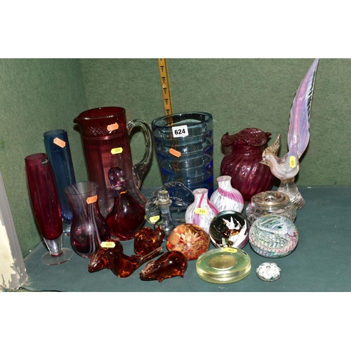 624 - A COLLECTION OF COLOURED AND CLEAR GLASSWARE, including modern paperweights, Dartington Crystal vase... 