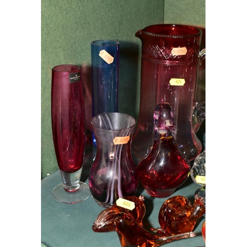 624 - A COLLECTION OF COLOURED AND CLEAR GLASSWARE, including modern paperweights, Dartington Crystal vase... 