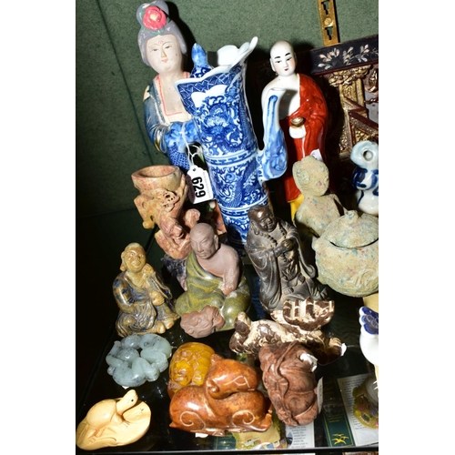 629 - A COLLECTION OF ORIENTAL DECORATIVE ITEMS to include a moss agate erotic carving, hardstone carvings... 