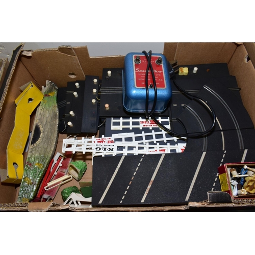 639 - A BOXED TRI-ANG SCALEXTRIC GRAND PRIX SERIES MODEL MOTOR RACING SET, No.GP3, missing both cars, one ... 