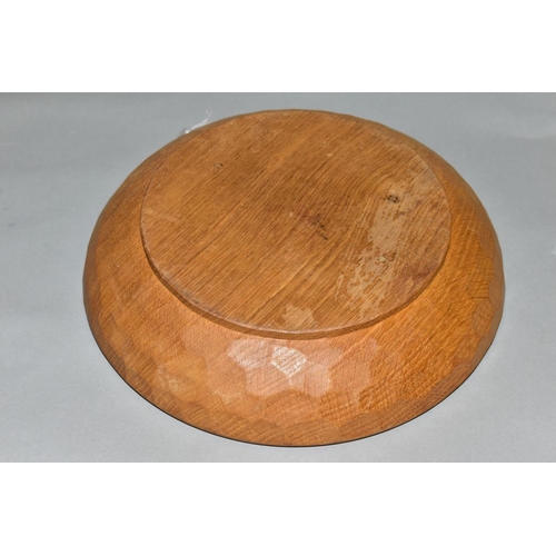 693 - A ROBERT THOMPSON MOUSEMAN OAK FRUIT BOWL, carved mouse to centre, diameter 29cm