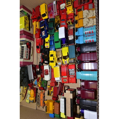 699 - A QUANTITY OF BOXED AND UNBOXED PLAYWORN DIECAST VEHICLES, to include assorted Matchbox items (many ... 