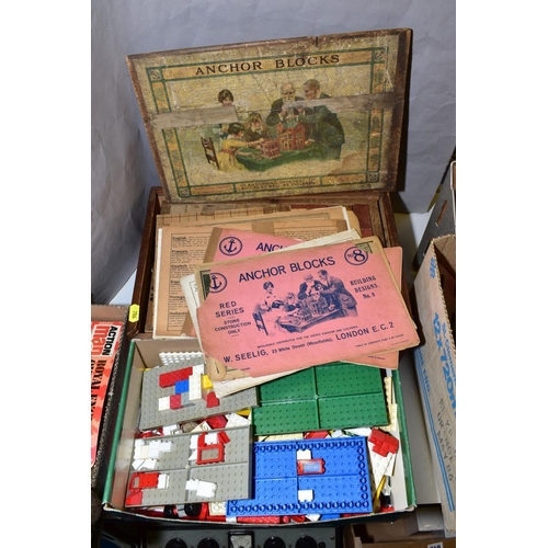 706 - A BOXED SET OF RICHTER ANCHOR BLOCKS STONE BUILDING BLOCKS, set No.10, appears complete with three t... 