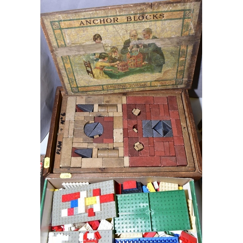 706 - A BOXED SET OF RICHTER ANCHOR BLOCKS STONE BUILDING BLOCKS, set No.10, appears complete with three t... 