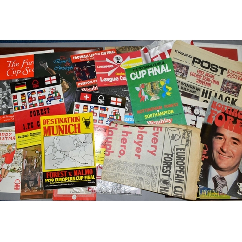 735 - NOTTINGHAM FOREST EPHEMERA, a collection of programmes, signed greetings cards and signed framed mem... 