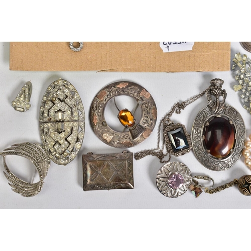 76 - A BOX CONTAINING AN ASSORTMENT OF JEWELLERY, to include a yellow metal bracelet set with oval sapphi... 