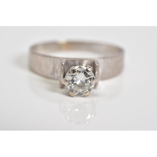 96 - A SINGLE STONE DIAMOND RING, a claw set round brilliant cut diamond within a raised mount, total est... 