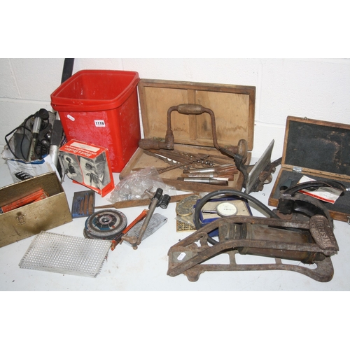 1152 - A COLLECTION OF HAND TOOLS AND MISCELLANEOUS, to include a concenticity dial gauge, Mitutoya digital... 