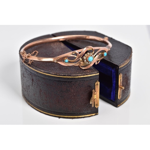 1 - A 9CT ROSE GOLD EDWARDIAN BANGLE, the hinged bangle with an openwork scroll design front, central ra... 