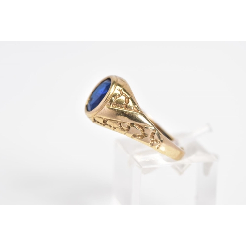 23 - A 9CT GOLD GENTLEMENS SIGNET RING, designed with a central oval cut blue stone assessed as paste wit... 