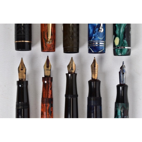 42 - A SELECTION OF FIVE FOUNTAIN PENS, to include three 'swan' fountain pens each with 14ct gold nibs an... 