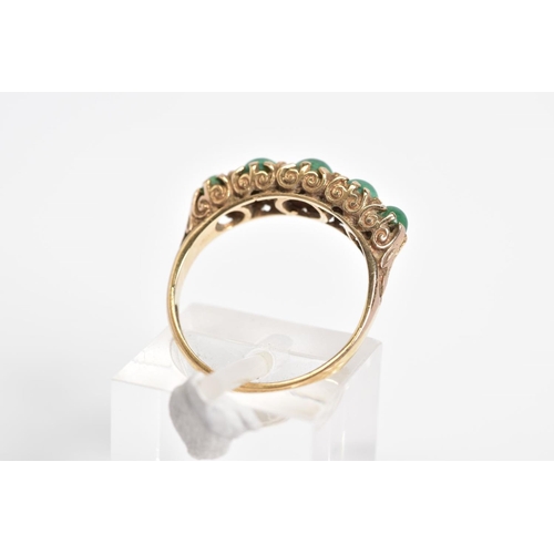 7 - AN EARLY 20TH CENTURY 9CT GOLD RING, set with five graduated circular cut cabochon turquoise, within... 