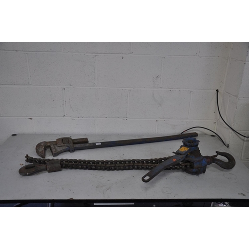 1111 - A LARGE RECORD STILSON 44'' in length and a 1.6 ton Hand Winch 180cm long heavy duty chain