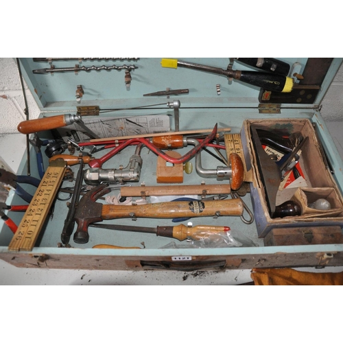 1121 - A CARPENTERS TOOLBOX containing hand tools including Spear and Jackson saws, a Footprint wood plane,... 