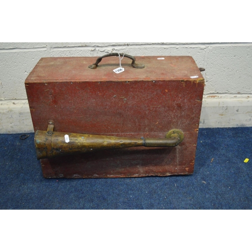 1306 - A VINTAGE FOG HORN, painted wooden box with brass horn and internal push bellow, width 56cm x depth ... 