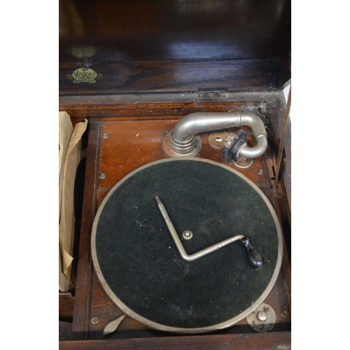 1352 - AN EARLY TO MID 20TH CENTURY OAK CASED VOKALL GRAMAPHONE, containing various records, to include GI ... 