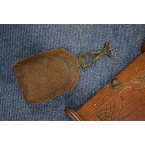 1363 - AN EARLY 20TH CENTURY ARTS AND CRAFTS OAK PURDONIUM with a shovel