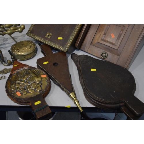 1377 - A QUANTITY OF BRASS MISCELLANEOUS, to include a brass fan firescreen (sd) three firescreens, three v... 