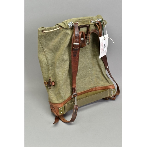 277 - A SWISS ARMED FORCES RUCKSACK/BACKPACK, 'Salt and Pepper' canvas, all complete with frame, belt, loo... 