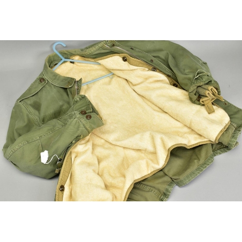 278 - A WWII ERA USMC (MARINE CORPS) M43 COMBAT JACKET, SHORT, with original press stud cream liner