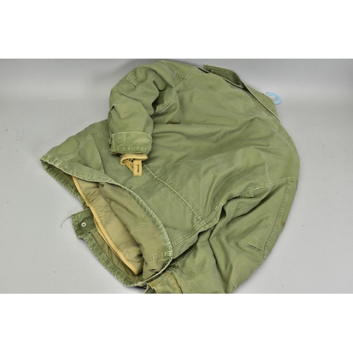 278 - A WWII ERA USMC (MARINE CORPS) M43 COMBAT JACKET, SHORT, with original press stud cream liner