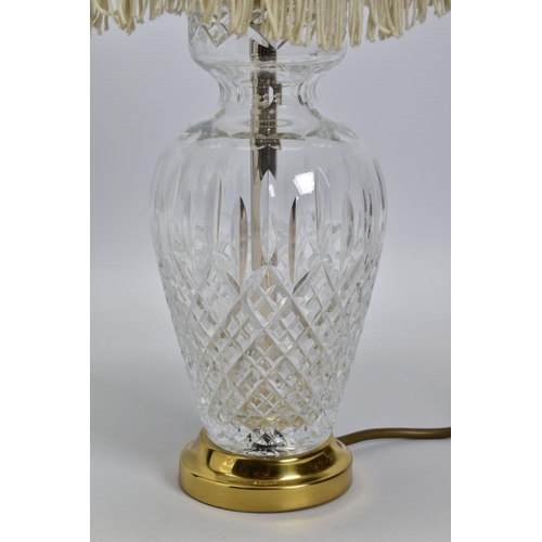 449 - A STUART CRYSTAL LAMP WITH A SHADE, with brass base and fittings, total height including shade 47cm