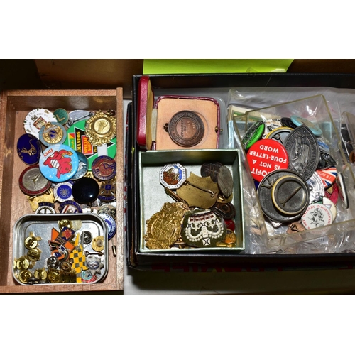 498 - BADGES, STAMPS AND EPHEMERA, a large collection of Badges, Pin Badges, pendants etc, together with a... 