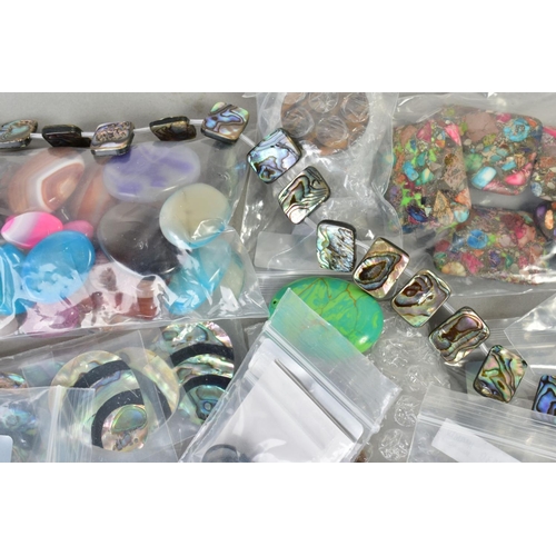 86 - A SELECTION OF SHELL JEWELLERY AND BEADS, to include a bag of five ammonite fossils, small bag of ca... 