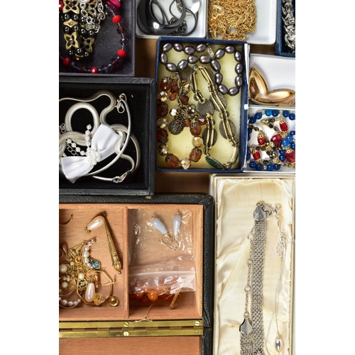 88 - A SELECTION OF COSTUME JEWELLERY, to include various beaded necklaces and bracelets, imitation pearl... 