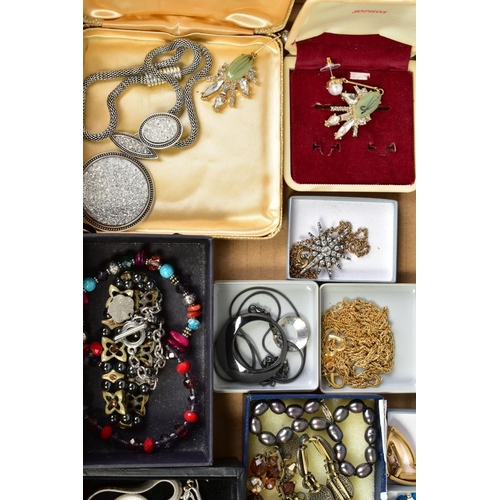 88 - A SELECTION OF COSTUME JEWELLERY, to include various beaded necklaces and bracelets, imitation pearl... 