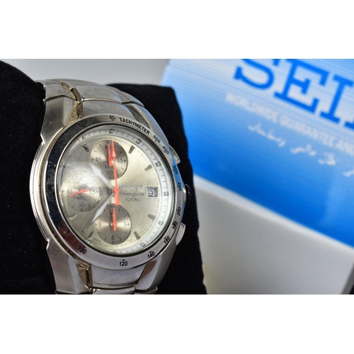 92 - A BOXED SEIKO CHRONOGRAPH QUARTZ WRISTWATCH AND ONE OTHER, the Seiko with a silvered dial, baton mak... 